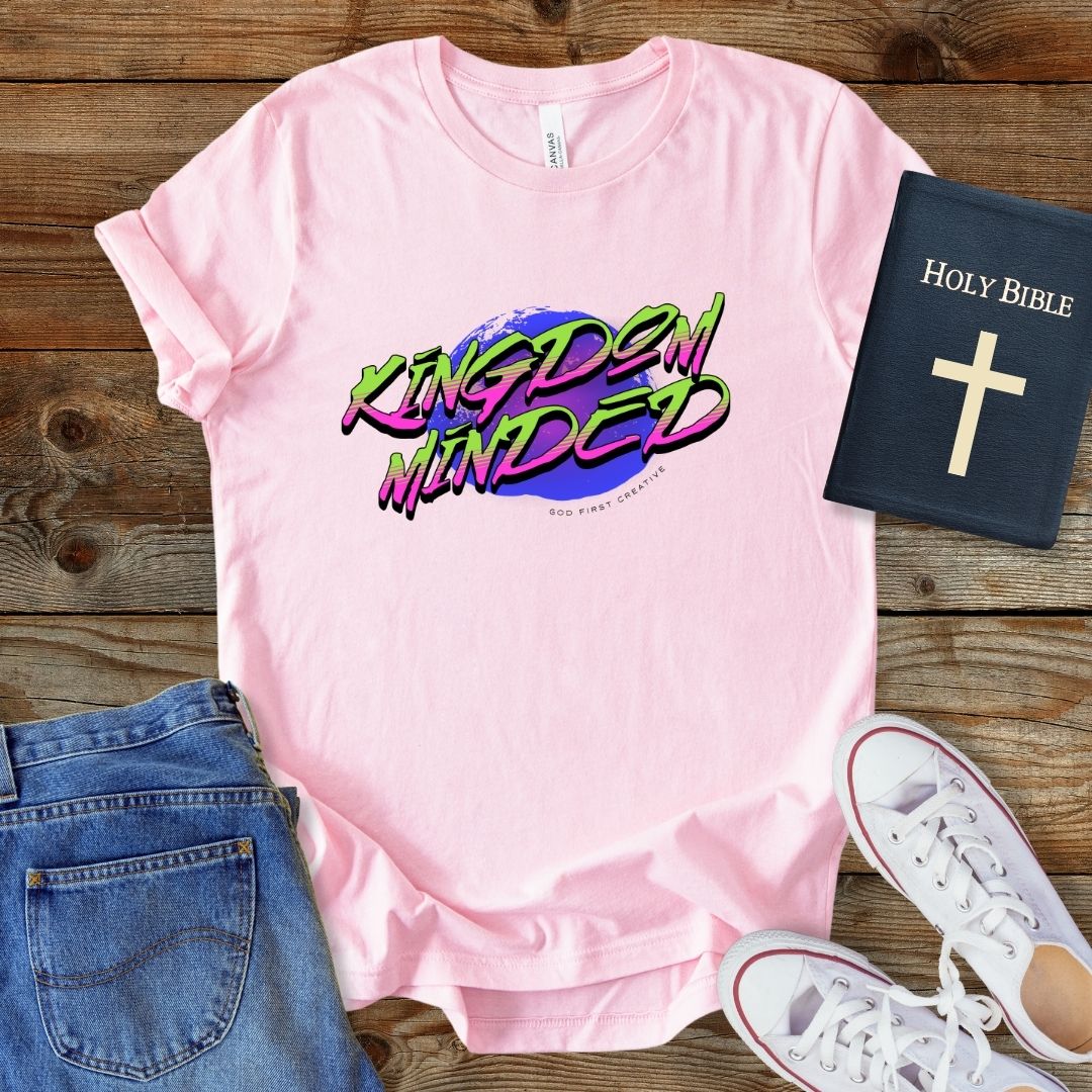 a pink t - shirt with the words, kings and queens on it