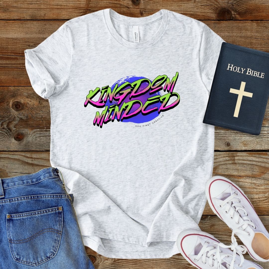 a white t - shirt with the words, kings and queens on it